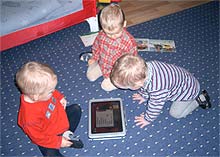 kinder mit ms laptop
